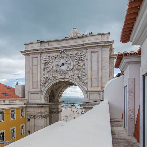 Enjoy views of the iconic Rua Augusta Arch from your balcony 