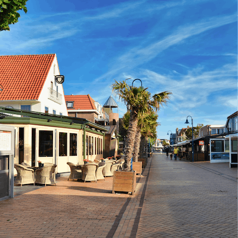Explore the vibrant port town of De Koog, you're a fifteen-minute walk away from all its cafes, restaurants, and bars