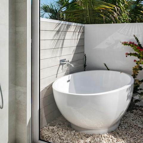 Bathe among nature in the open-air bath tub