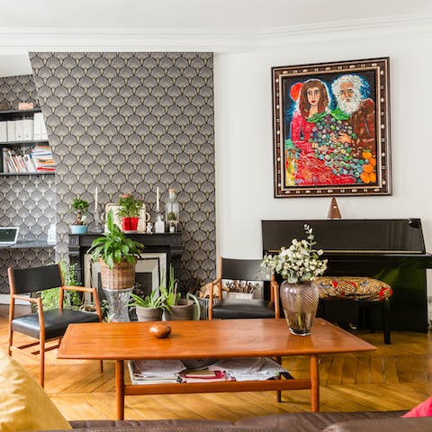 Unwind in the colourful living room in front of the period fireplace