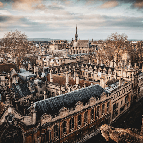 Enjoy sightseeing in Oxford – just a fifteen-minute drive away