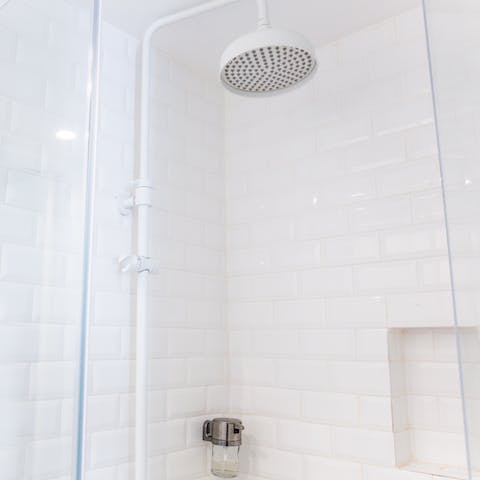 Feel refreshed thanks to the rainfall shower