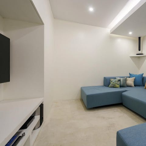 Gather in the home cinema on the large sofa and enjoy a movie in the evening after a busy day