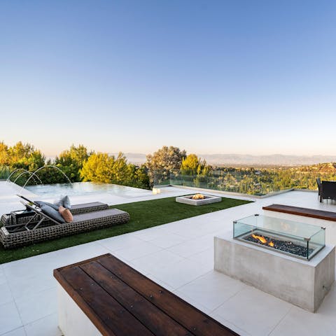 Enjoy cosy sunsets by the fire pit with your Tarzana mix playing through the outdoor speaker