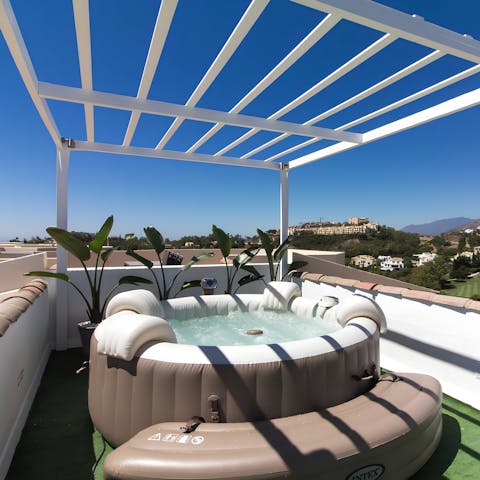 Toast the day’s end with sundowners in the private Jacuzzi