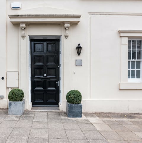 Step straight onto the historic streets of Leamington Spa from your private front door