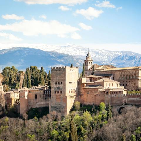 Explore the historic city of Granada with ease – you're right in the heart of Plaza de Bib Rambla