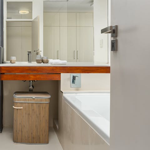 Unwind in the bathtub after a rewarding hike up Lion's Head mountain
