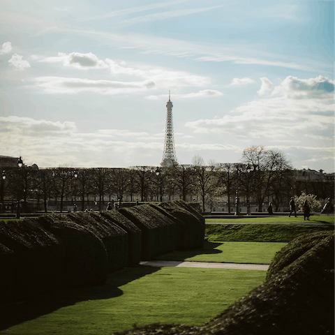 Take a leisurely twenty-one minute stroll to the manicured beauty of Jardin des Tuileries 