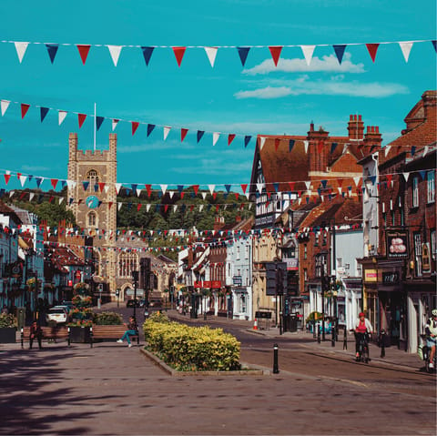 Pay a visit to the pretty market town of Henley-on-Thames, under fifteen minutes away by car