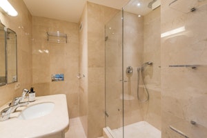 Champagne Beauty image 12