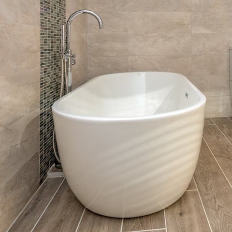 Relax in the huge free standing bath tub, after a day on the beach 