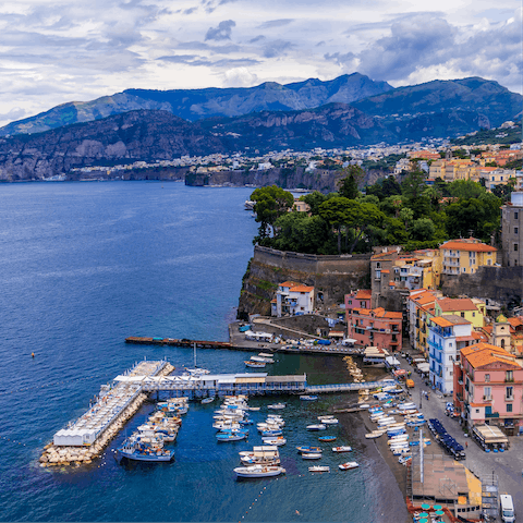 Drive over to the gorgeous cliffside city of Sorrento in twenty minutes