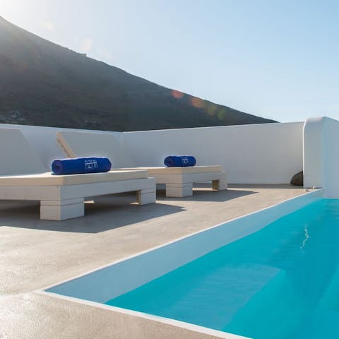 Sunbathe by this idyllic infinity pool, where two seated hydro-massages await