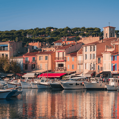 Stroll twenty-one minutes into Cassis to dine by the port