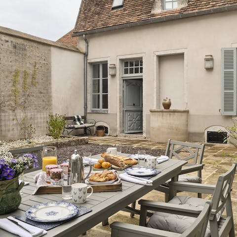 Gather around the alfresco dining table for outdoor feasts