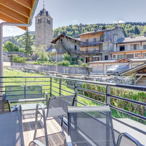 Take advantage of the balcony to full enjoy Après-ski drinks