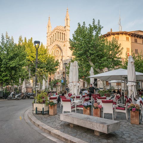 Stay just a few footsteps from the charming centre of Soller