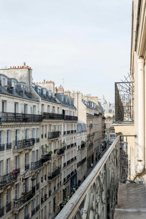 Latin Quarter Light image 5