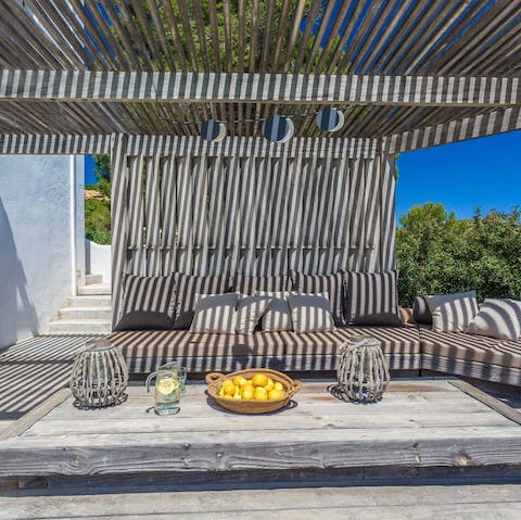 Have a siesta on the shady outdoor day bed