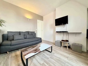 Chic Locale image 5