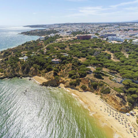Explore the Algarve coast from your base in Quinta da Balaia
