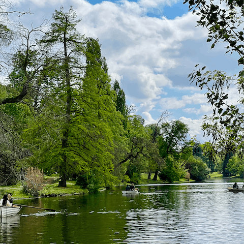 Explore the botanical gardens in nearby Bois de Boulogne