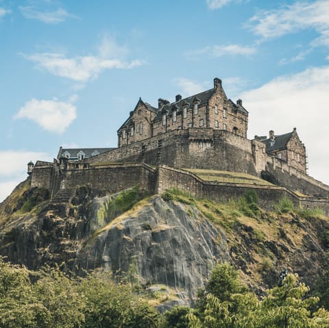 Take some snaps of the iconic Edinburgh Castle, a twelve-minute stroll from this home