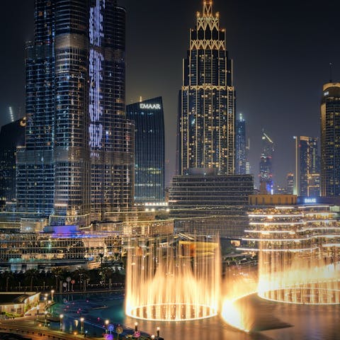 Catch The Palm Fountain's light show at night, it's a short drive away