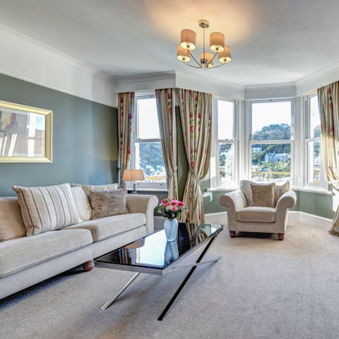 Unwind after a busy day with Netflix and a glass of wine in the bright living room