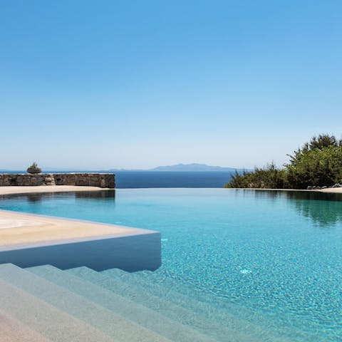 Glide about gracefully through the infinity pool and admire the Aegean backdrop