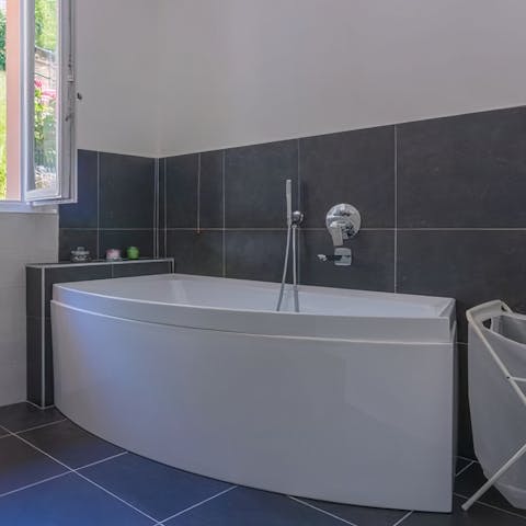 Unwind in the bath tub after a day of discovering Como
