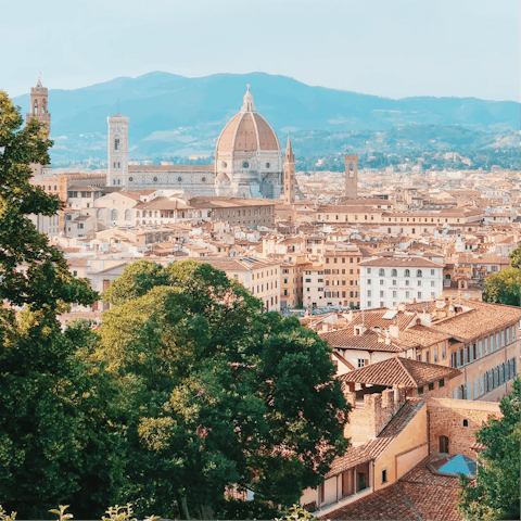Explore Florence on foot – the Duomo is a ten-minute stroll away