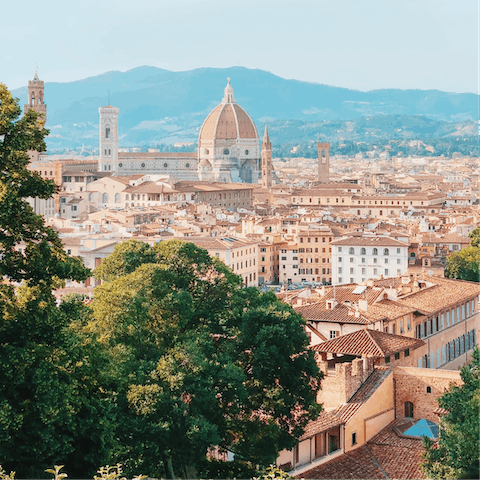 Explore Florence on foot – the Duomo is a ten-minute stroll away