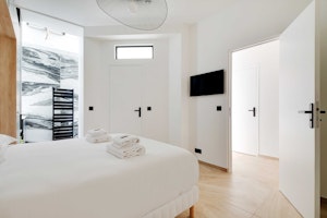 Parisian Can-Can image 2