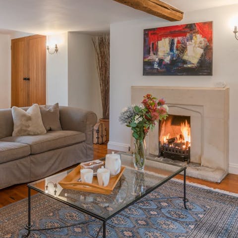 Spend cosy evenings in the charming living room, sinking into the sofas while the gas-burning fireplace warms you up
