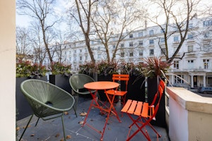 London Chic image 2