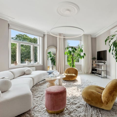 Return from sightseeing to this chic, pretty apartment