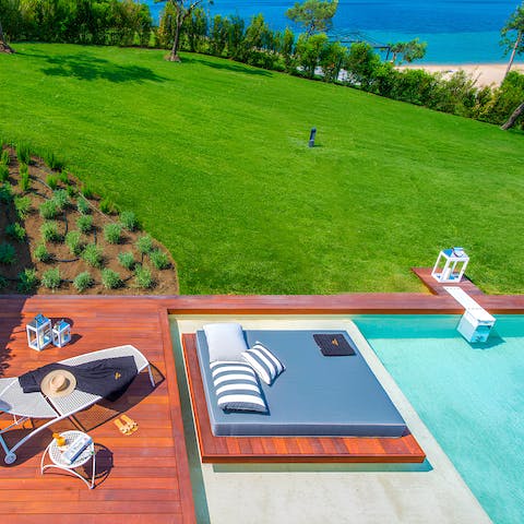 Stretch out on the built-in pool lounger with a good book