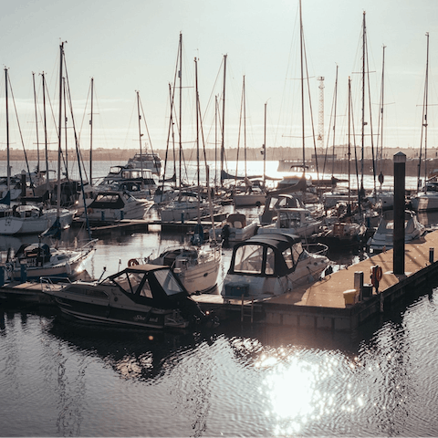 Take a short ten-minute walk to the picturesque Hamble village and quayside