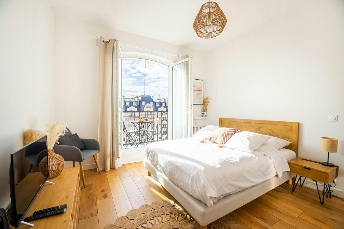 Madeleine Mornings, Ile-de-France