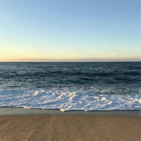 Amble 200 metres to the palm tree-lined Platja de la Grava