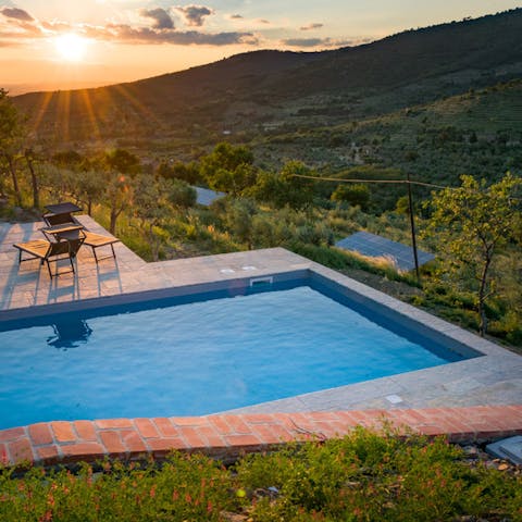 Spend magical days by the pool, hiking or exploring the hilltop town of Cortona 