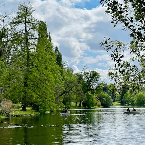 Head over to Bois de Boulogne for a refreshing morning stroll