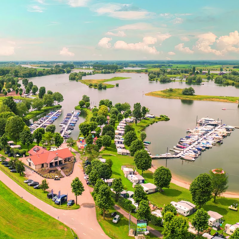 Enjoy a serene lakeside location, just a ninteen-minute stroll from Maurik