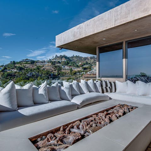 Cosy up around the enormous fire pit overlooking incredible views of the Hollywood Hills and downtown Los Angeles