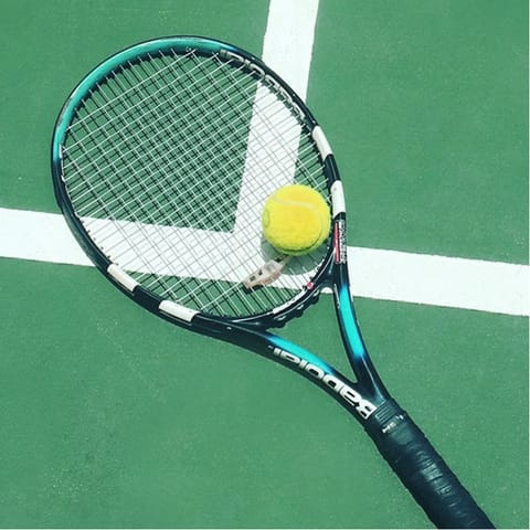 Challenge an opponent to a match on the community courts