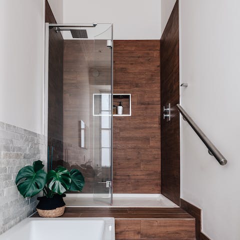 Start mornings under the spa-like rainfall shower and finish the night with a soak in the tub