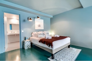 Parisian Blue image 11