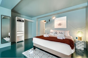 Parisian Blue image 9